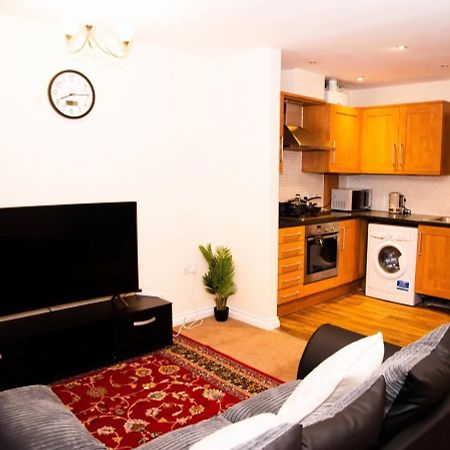 Stunning 2-Bedroom Holiday Home Home With Free Wifi Thamesmead  Exterior foto