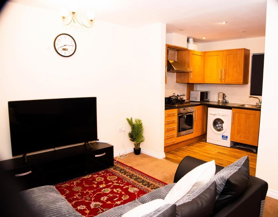 Stunning 2-Bedroom Holiday Home Home With Free Wifi Thamesmead  Exterior foto